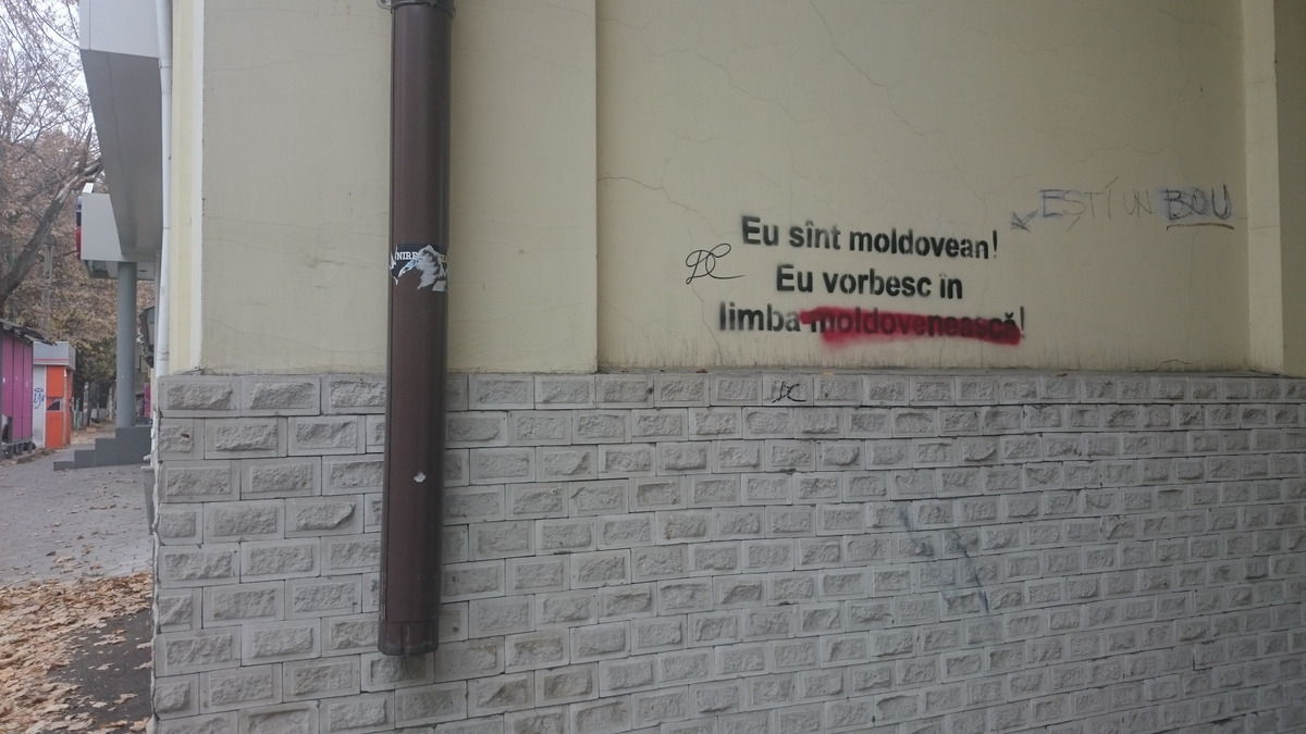 Graffiti saying 'I Am Moldovan! I speak Moldovan!' with Moldovan painted over and replaced with 'You are an Ox/Idiot'