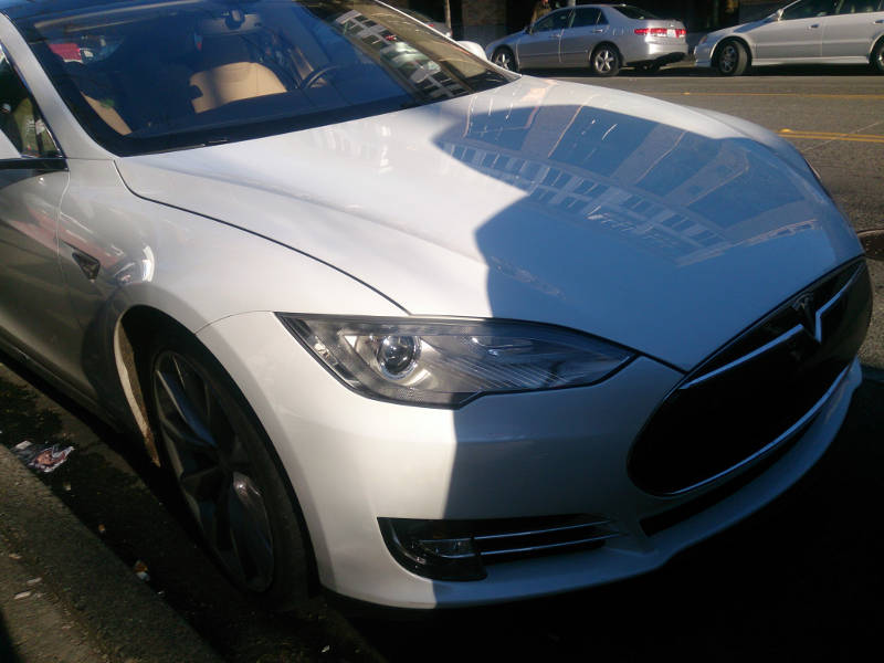 Tesla Model S (white)